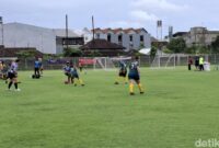 1763033592993-pertandingan-sepakbola-berjalan-di-ajang-asia-pacific-walking-football-cup-2025-di-lapangan-gelora-samudra-kuta-badung-bali-ka-1763027404887_169