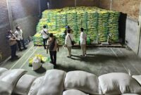 1763033722285-polisi-memeriksa-gudang-yang-diduga-mengoplos-beras-medium-di-kecamatan-sikur-lombok-timur-foto-dok-satreskrim-polres-lombok-t-1763018431590_169