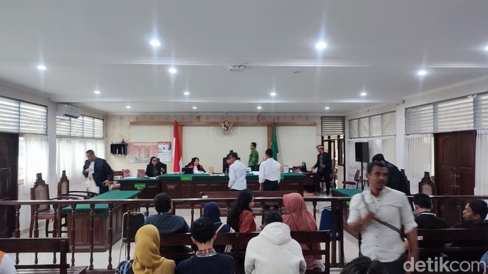 1763055076535-dua-siswa-yang-terlibat-aksi-pelemparan-bom-molotov-menjalani-sidang-perdana-di-pn-denpasar-kamis-13112025-foto-ahmad-firizqi--1763042988675_169