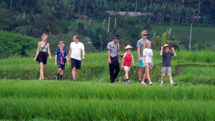 1763055177139-pemerintah-cairkan-dana-desa-rp647-miliar-di-bali-dukung-ekonomi-dan-pariwisata-lokal-1760353836225_169