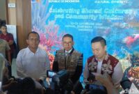 1763055203637-menbud-ri-fadli-zon-didampingi-gubernur-ntt-melki-laka-lena-dan-wali-kota-kupang-christian-widodo-saat-memberikan-keterangan-k-1763032653083_169