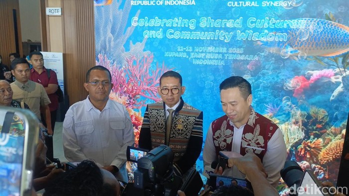 1763055203637-menbud-ri-fadli-zon-didampingi-gubernur-ntt-melki-laka-lena-dan-wali-kota-kupang-christian-widodo-saat-memberikan-keterangan-k-1763032653083_169