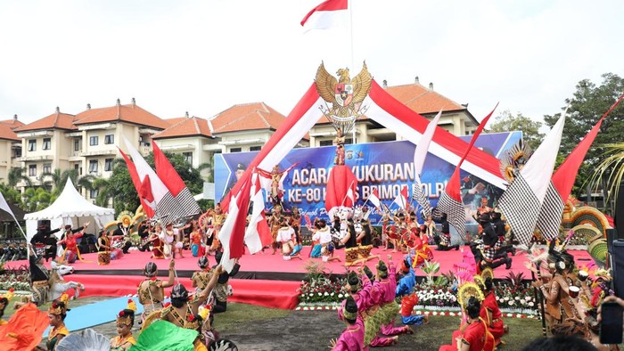 1763119904530-suguhan-tarial-kolosal-dalam-syukuran-hut-korps-brimob-ke80-di-mako-brimob-polda-bali-jumat-14112025-dok-polda-bali-1763111680767_169