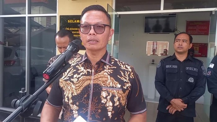 1763119921107-dirreskrimum-polda-ntb-kombes-syarif-hidayat-memberikan-keterangan-pers-di-depan-kantornya-jumat-14112025-foto-abdurrasyid-efe-1763111132551_169