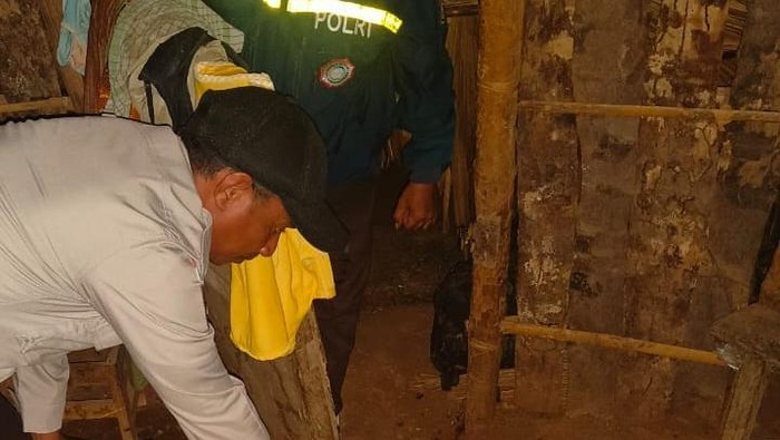 1763119980195-polisi-melakukan-olah-tkp-pembunuhan-bayi-yang-baru-dilahirkan-di-dusun-ii-desa-netemnanu-selatan-kecamatan-amfoang-timur-kabu-1763022821483_169