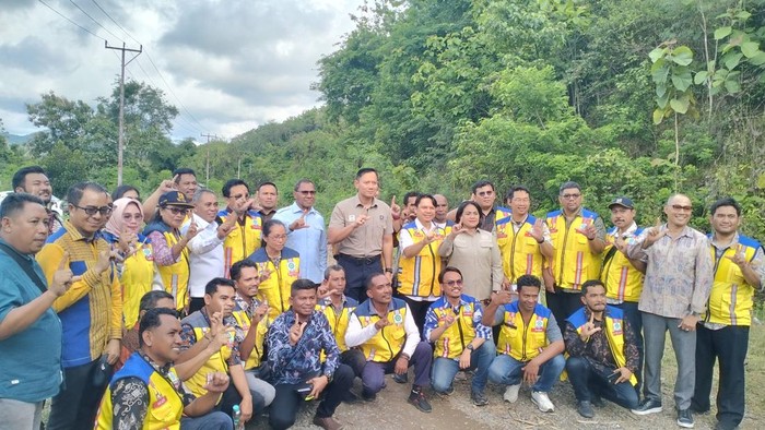 1763141441135-menko-ipk-agus-harimurti-yudhoyono-ahy-bersama-rombongan-meninjau-proyek-jalan-lintas-utara-flores-di-kecamatan-boleng-manggar-1763134613646_169