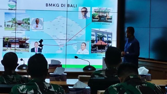 1763141473883-balai-bmkg-denpasar-saat-mendatangi-kodam-ixudayana-untuk-memasang-alat-pendeteksi-dini-bencana-gempa-tsunami-jumat-14112025-d-1763129685618_169