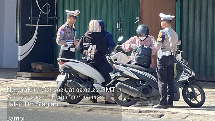 1763141481301-polisi-melakukan-tindakan-tilang-kepada-pelanggar-lalu-lintas-di-jambi-sat-operasi-zebra_169