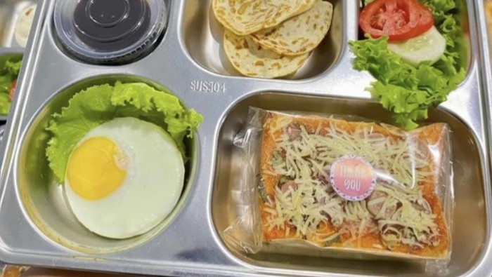 1763141537395-menu-mbg-berisi-junk-food-roti-pizza-yang-disajikan-sppg-rabadompu-di-kecamatan-raba-kota-bima-ntb-jumat-14112025-istimewa-1763124652920_169