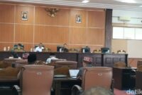 1763141581308-suasana-rapat-paripurna-dprd-manggarai-barat-jumat-14112025-ambrosius-ardin-1763118599619_169