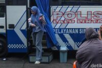 1763162250447-antrean-mengular-di-buaran-warga-serbu-sim-keliling-di-hari-libur-1749967471023_169