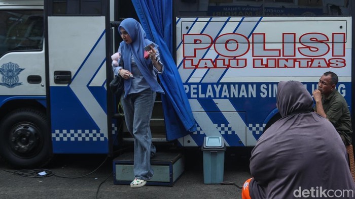 1763162250447-antrean-mengular-di-buaran-warga-serbu-sim-keliling-di-hari-libur-1749967471023_169