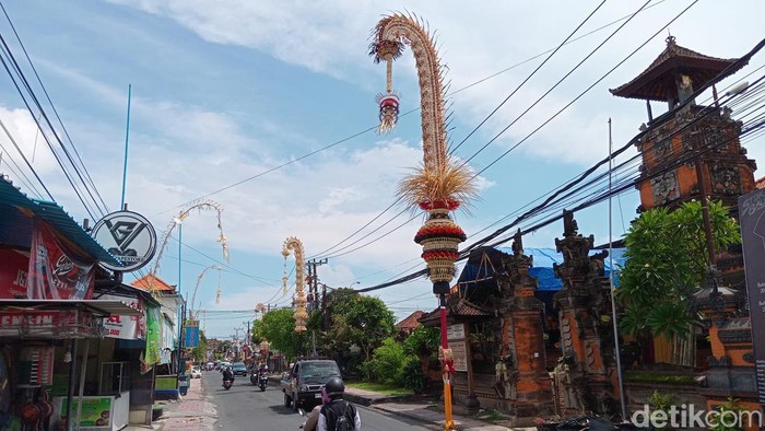 1763184418944-deretan-penjor-khas-hari-raya-galungan-dan-kuningan-rabu-2822024-aryo-mahendrodetikbali-1_169