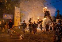 1763184454665-prosesi-tradisi-ngemumu-manggis-karangasem-dok-antara-ferlian-septa-wahyusa-2025-1763114495018_169