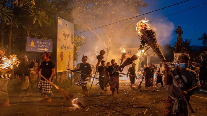 1763184454665-prosesi-tradisi-ngemumu-manggis-karangasem-dok-antara-ferlian-septa-wahyusa-2025-1763114495018_169