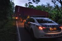 1763184482583-truk-kontainer-melintang-di-jalur-denpasar-gilimanuk-tepatnya-di-banjar-dinas-batulumbang-desa-antap-kecamatan-selemadeg-taban-1763169343849_169