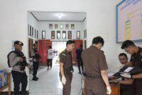 1763184494473-kejari-flores-timur-menyita-sebanyak-1297-dokumen-hingga-uang-tunai-rp-30-juta-saat-menggeledah-kantor-bkpsdm-flores-timur-pad-1763167816636_169