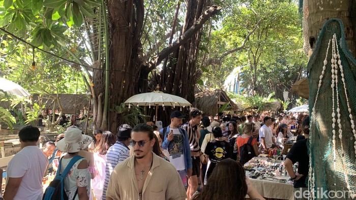 1763184563891-turis-asing-ramai-di-la-brisa-pasar-minggu-di-canggu_169