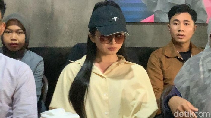 1763206028283-dea-lipa-alias-deni-apriadi-rahman-sister-hong-lombok-saat-menggelar-konferensi-pers-di-kedai-bhumi-resto-kota-mataram-nusa-te-1763204334807_169