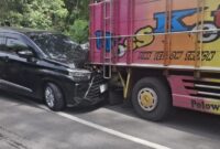 1763206047943-kondisi-kap-mobil-suv-hitam-yang-ringsek-setelah-dihantam-oleh-truk-yang-mundur-di-jalan-menanjak-desa-cepaka-kecamatan-kediri-1763200681817_169