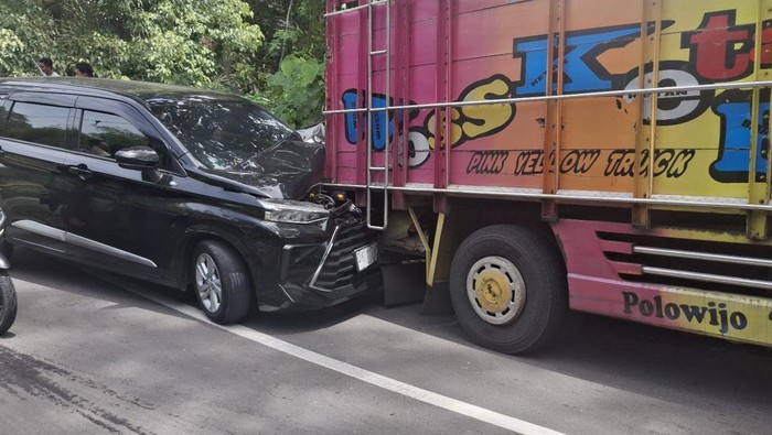 1763206047943-kondisi-kap-mobil-suv-hitam-yang-ringsek-setelah-dihantam-oleh-truk-yang-mundur-di-jalan-menanjak-desa-cepaka-kecamatan-kediri-1763200681817_169