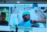 1763206053676-ketika-menkes-ri-budi-gunadi-sadikin-berdialog-dengan-pasien-telah-selesai-operasi-di-rsup-ben-mboi-sabtu-15112025-simon-selly-1763199371039_169