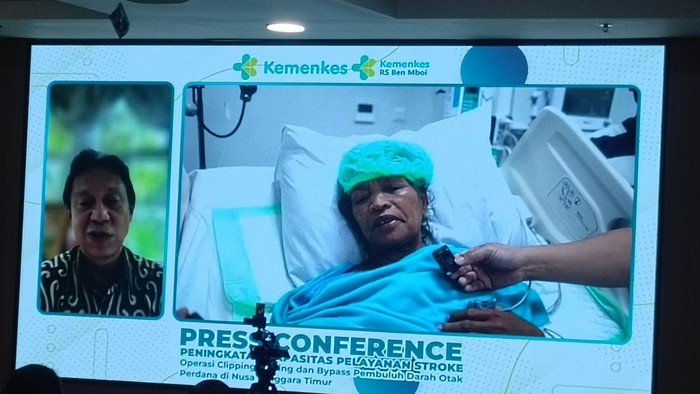 1763206053676-ketika-menkes-ri-budi-gunadi-sadikin-berdialog-dengan-pasien-telah-selesai-operasi-di-rsup-ben-mboi-sabtu-15112025-simon-selly-1763199371039_169