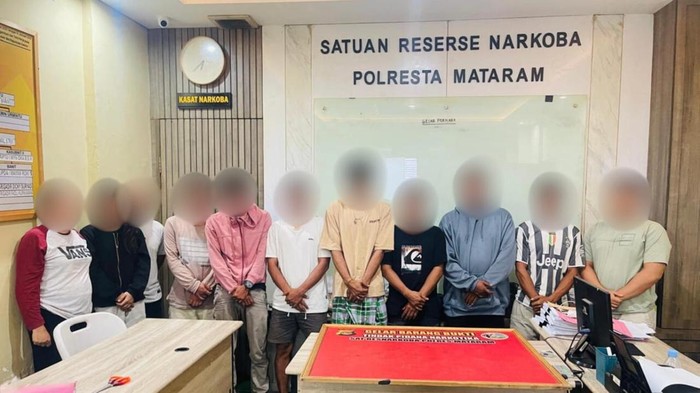 1763206062162-satresnarkoba-polresta-mataram-mengamankan-11-terduga-pengedar-sabu-jumat-14112025-foto-dok-polresta-mataram-1763195981907_169