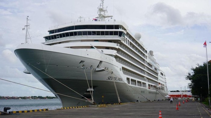 1763206078220-kapal-pesiar-silver-moon-bersandar-di-dermaga-internasional-pelabuhan-benoa-denpasar-bali-jumat-14112025-foto-dok-pelindo-bali-1763194422455_169