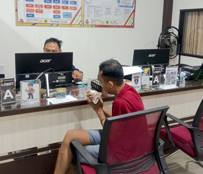 1763227581352-trimendus-naitias-korban-pembacokan-di-rss-oesapa-kecamatan-kelapa-lima-saat-membuat-laporan-polisi-di-polresta-kupang-kota-sa-1763215380893