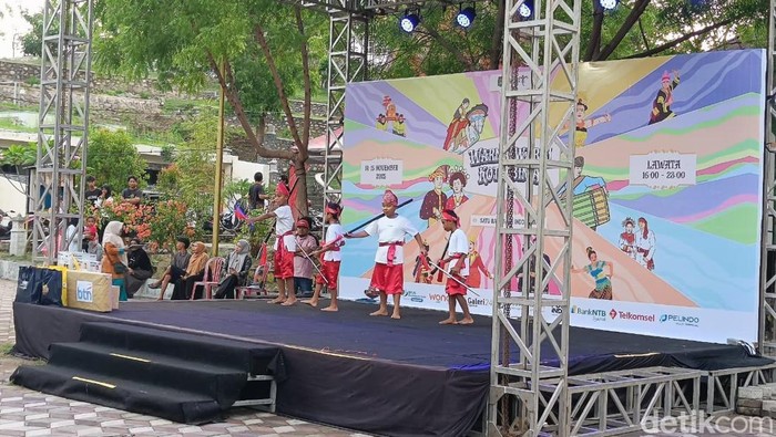 1763227587364-suasana-festival-warna-warni-kota-bima-2025-yang-diikuti-19-paguyuban-dan-etnis-di-pantai-lawata-sabtu-15112025-dok-rafiindeti-1763212922647_169