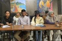 1763227598416-dea-lipa-alias-deni-apriadi-rahman-sister-hong-lombok-saat-menggelar-konferensi-pers-di-kedai-bhumi-resto-kota-mataram-nusa-te-1763206402567_169