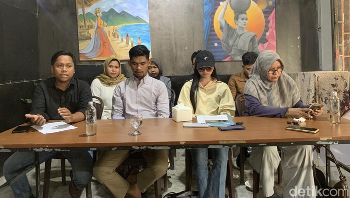 1763227598416-dea-lipa-alias-deni-apriadi-rahman-sister-hong-lombok-saat-menggelar-konferensi-pers-di-kedai-bhumi-resto-kota-mataram-nusa-te-1763206402567_169