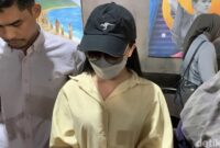 1763227604252-dea-lipa-alias-deni-apriadi-rahman-sister-hong-lombok-saat-menggelar-konferensi-pers-di-kedai-bhumi-resto-kota-mataram-nusa-te-1763206402632_169