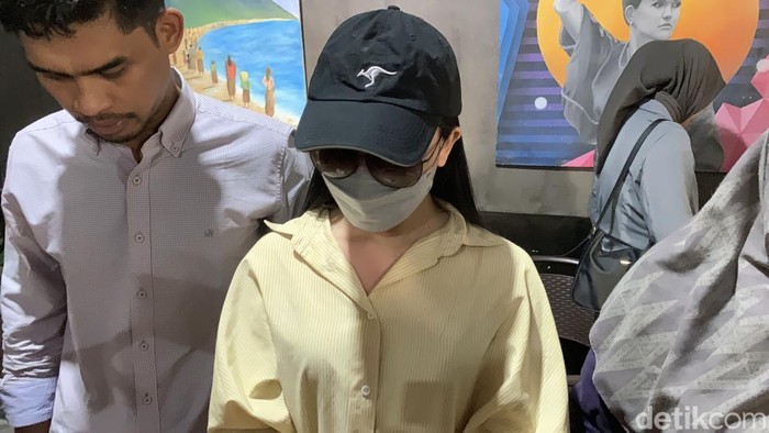 1763227604252-dea-lipa-alias-deni-apriadi-rahman-sister-hong-lombok-saat-menggelar-konferensi-pers-di-kedai-bhumi-resto-kota-mataram-nusa-te-1763206402632_169