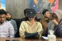 1763227620675-dea-lipa-alias-deni-apriadi-rahman-sister-hong-lombok-saat-menggelar-konferensi-pers-di-kedai-bhumi-resto-kota-mataram-nusa-te-1763206402488_169