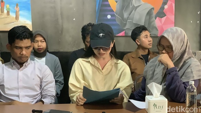 1763227620675-dea-lipa-alias-deni-apriadi-rahman-sister-hong-lombok-saat-menggelar-konferensi-pers-di-kedai-bhumi-resto-kota-mataram-nusa-te-1763206402488_169