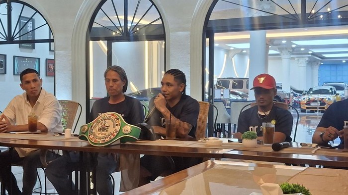 1763271070227-petinju-muda-indonesia-forlan-the-problem-rivaldo-dalam-konferensi-pers-di-denpasar-sabtu-15112025-fabiola-dianiradetikbali-1763253258690_169