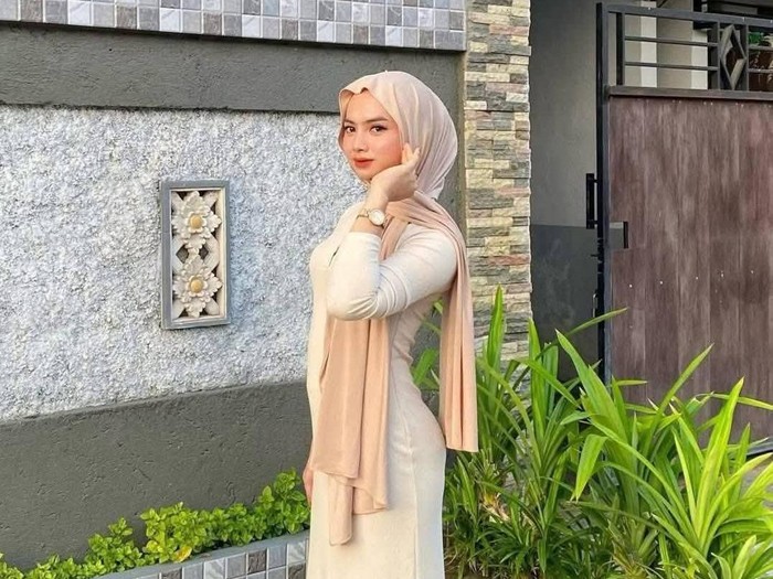 1763271119603-sister-hong-lombok-viral-bernama-deni-berasal-dari-praya-timur-lombok-tengah-dan-akrab-disapa-dea-lipa-foto-facebook-dianaarka-1762996618146_43