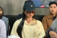 1763292692772-dea-lipa-alias-deni-apriadi-rahman-sister-hong-lombok-saat-menggelar-konferensi-pers-di-kedai-bhumi-resto-kota-mataram-nusa-te-1763204334807_169