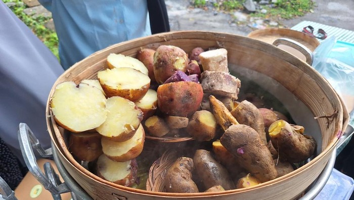 1763292704525-beragam-camilan-kukus-dan-rebus-rebusan-di-jalan-majapahit-mataram-minggu-16112025-nathea-citradetikbali-1763283767829_169