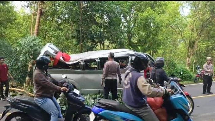 1763292728099-mobil-toyota-hiace-pengangkut-turis-yang-mengalami-lakalantas-maut-di-jalan-singaraja-denpasar-desa-padangbulia-kecamatan-suka-1763122429582_169
