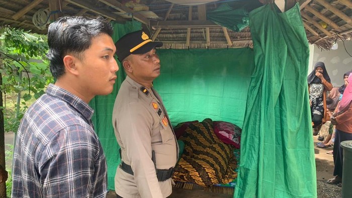 1763292745261-jenazah-muhrip-pria-paruh-baya-asal-lombok-utara-ntb-yang-ditemukan-tewas-di-kawasan-wisata-air-terjun-tiu-pupus-berada-di-rum-1763281719892_169