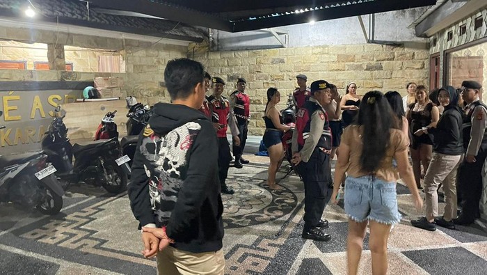 1763292763771-polres-buleleng-melakukan-sidak-ke-sejumlah-kafe-di-buleleng-sabtu-15112025-malam-dok-polres-buleleng-1763279717542_169