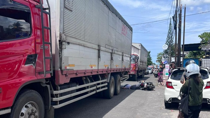 1763292788147-kecelakaan-tragis-di-jalan-singaraja-seririt-tepat-di-depan-indomaret-desa-banyualit-kecamatan-buleleng-sabtu-15112025-istimew-1763275147190_169