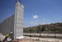1763313962511-penampakan-tembok-beton-9-meter-yang-dibangun-israel-di-tepi-barat-2_43
