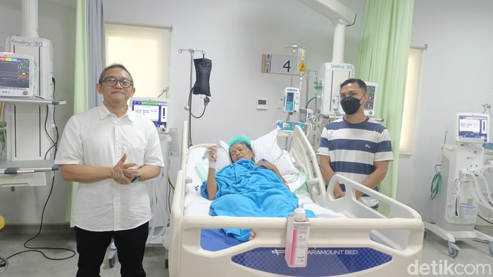 1763314123703-dr-donny-argie-saat-menceritakan-kondisi-masing-masing-pasien-usai-dilakukan-operasi-bedah-saraf-di-rsup-ben-mboi-kupang-ntt-s-1763219132172_169