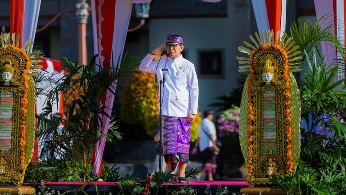 1763314162445-bupati-badung-i-wayan-adi-arnawa-selaku-inspektur-upacara-saat-apel-peringatan-hut-ke-16-mangupura-di-lapangan-mangupraja-mand-1763296269000_169