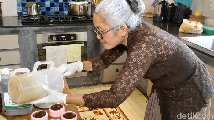 1763314197121-ni-wayan-yuli-ekayani-menunjukkan-proses-pembuatan-sabun-alami-dari-cairan-eco-enzyme-foto-agus-ekadetikbali-1763293605894_169