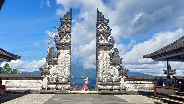 1763357609827-turis-berfoto-di-candi-bentar-pura-penataran-agung-lempuyang-karangasem-bali-selasa-1012023_169